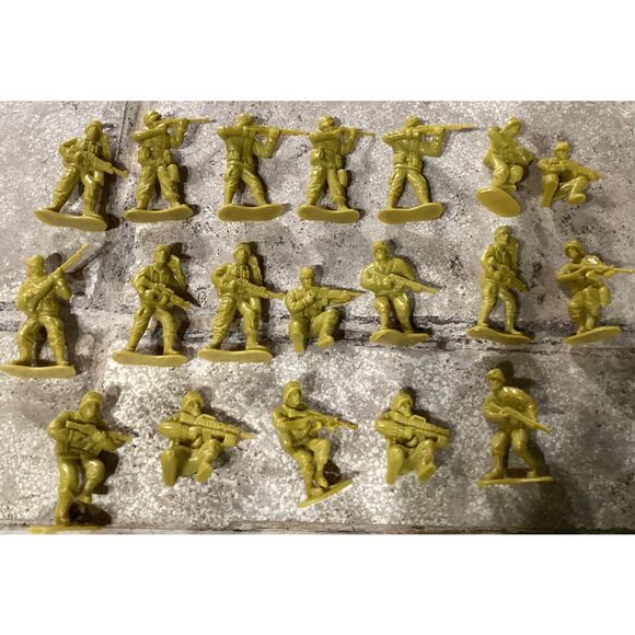 Lot of 19 Vintage Plastic Army Men Toys Figurines - Picture 8 of 8